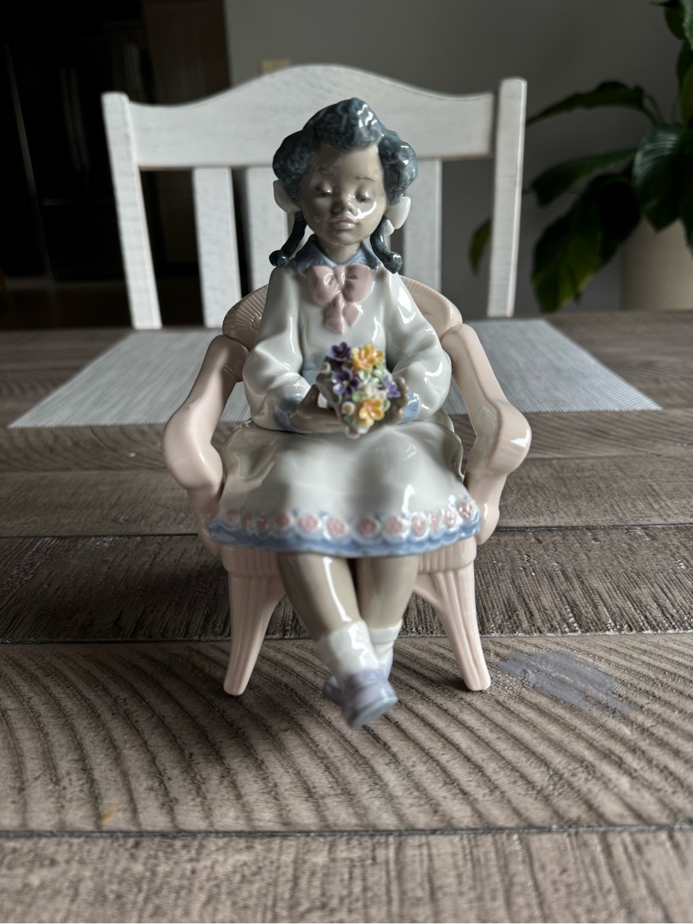 Lladro Porcelain Sitting Pretty Figurine in Pastel Pink and Blue